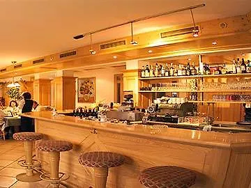 格斯微布酒吧及酒店